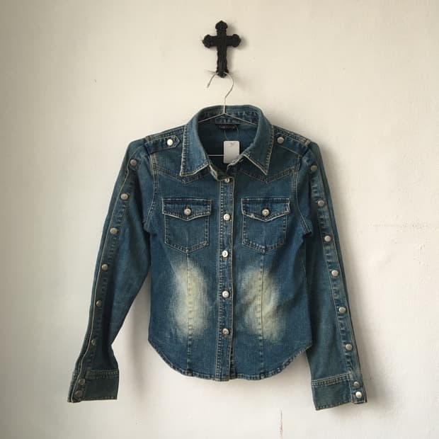 Button point denim jacket