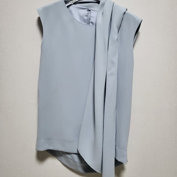 The Izzat Collection 드레이프 블라우스 55-66