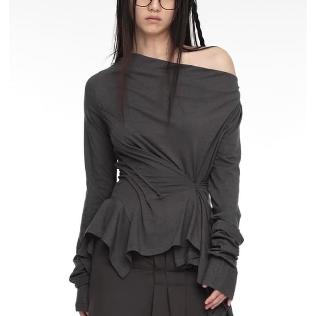 나체 INCLINE DRAPING LONG SLEEVE CHARCOAL