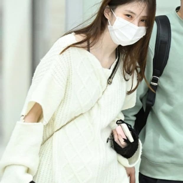 트리밍버드 보트넥 오프숄더 니트