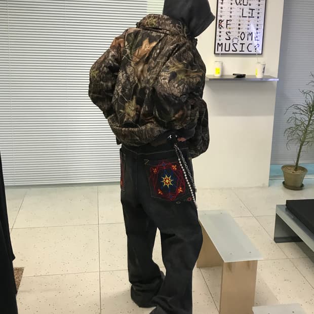 쿠지 패턴 자수 흑청 데님 팬츠