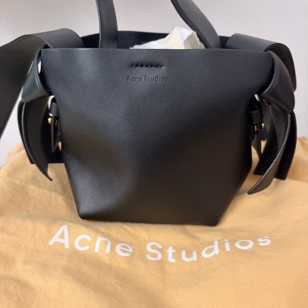 (정품)아크네 무스비 블랙 미니백 