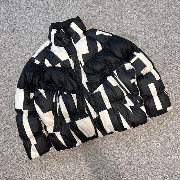 나이키 패턴 블랙 화이트 패딩