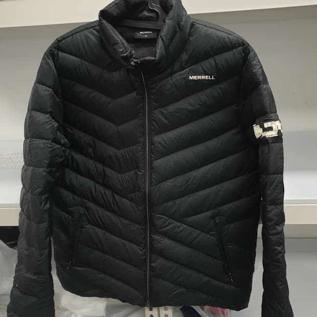 머렐 정품 구스경량패딩 105사이즈 블랙 컬러 팝니다