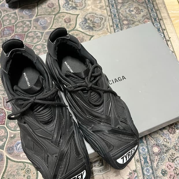 발렌시아가 타이렉스 42사이즈 팝니다