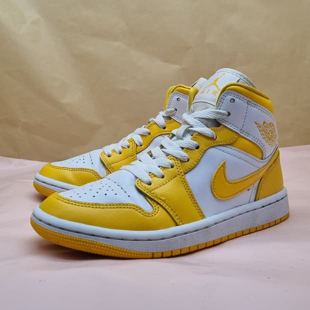 나이키 에어 조던 1 유니버시티 골드 미드 225