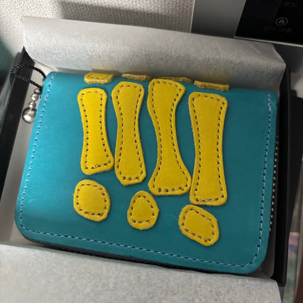 캐피탈 떰즈 업 본 핸드 집 미니 지갑 색소폰