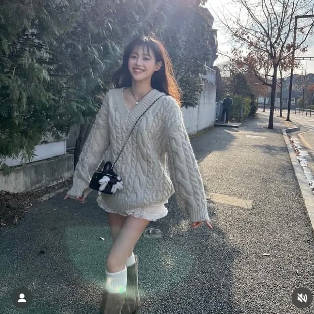 ASURA TWIST V SWEATER (IVORY)