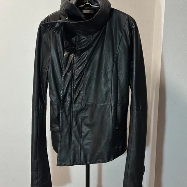 EKAM 시그니처 사선집업 변형하이넥 램스킨 레더 자켓