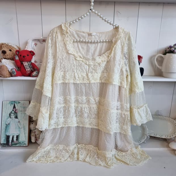 axes femme(엑시즈팜) 크림 아이보리 레이스 캉캉 튜닉 블라우스