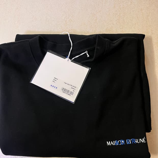 [A2] 키츠네 아더에러 로고플레이 티 블랙