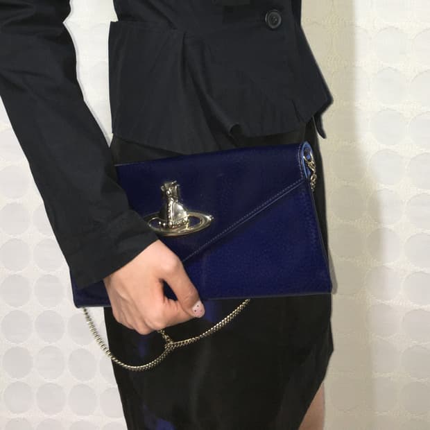 비비안 웨스트우드 블루 페이턴트 레더 엔벨로프 체인백