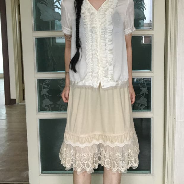 Frill point glossy shirt