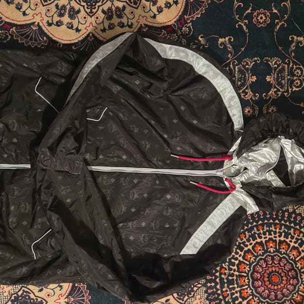 [MCM] 리버시블 바람막이 자켓 (블랙 패턴 / 실버 메탈릭)