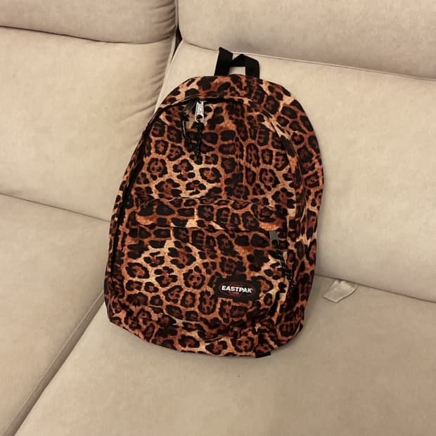 이스트팩 레오파드 호피무늬 백팩