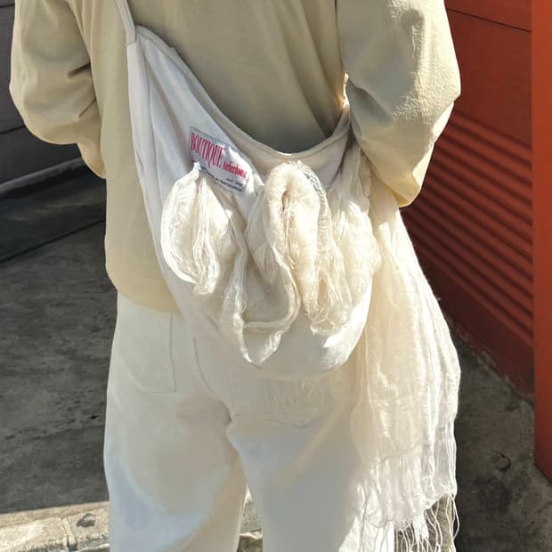 더 뮤지엄 비지터 스카프 백