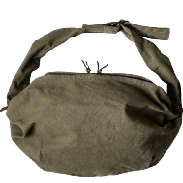 캐피탈 커프스킨 호보백 카키