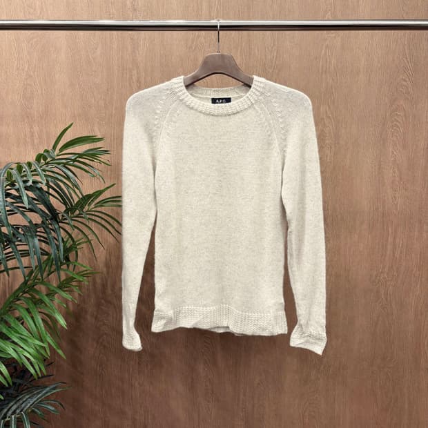 아페쎄 미니멀 라운드넥 긴팔 니트 레글런 슬리브 립 짜임 디테일 아이보리