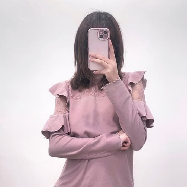 ingni 잉그니 스나계 레이스 프릴 숄더 핑크 니트 블라우스