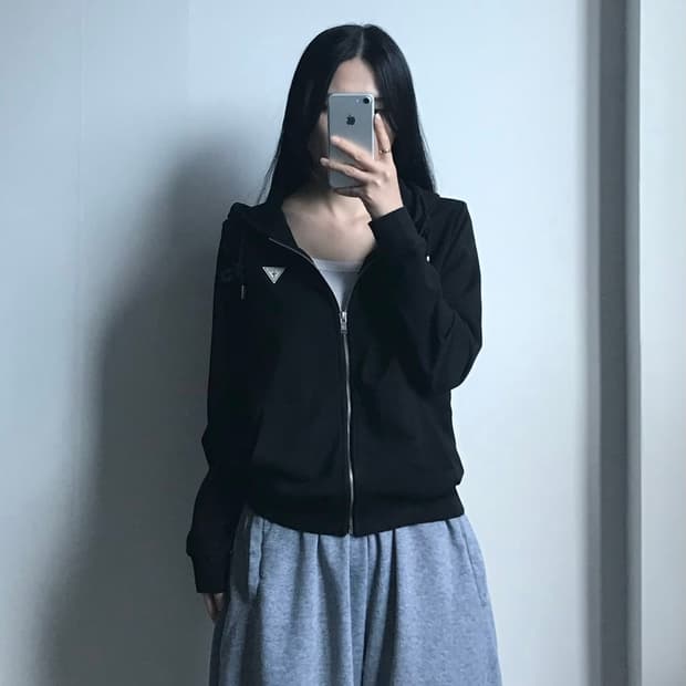 게스 화이트로고 블랙 후드집업