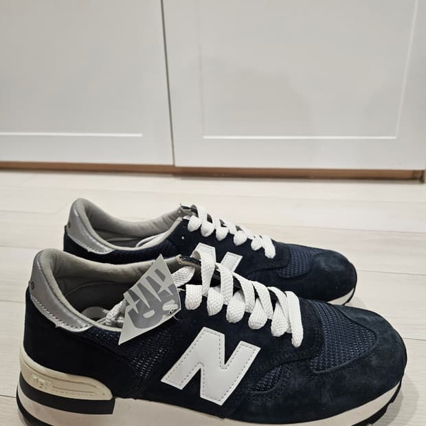 뉴발란스 990v1 네이비 스니커즈