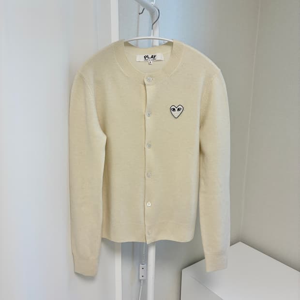 꼼데가르송 플레이 화이트 와펜 가디건 