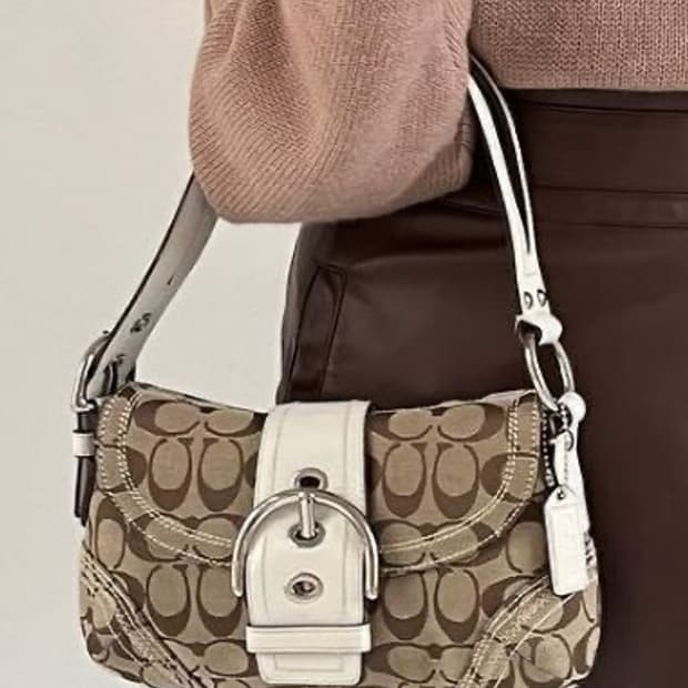 코치(Coach)의 시그니처 자카드 및 화이트 레더 숄더백