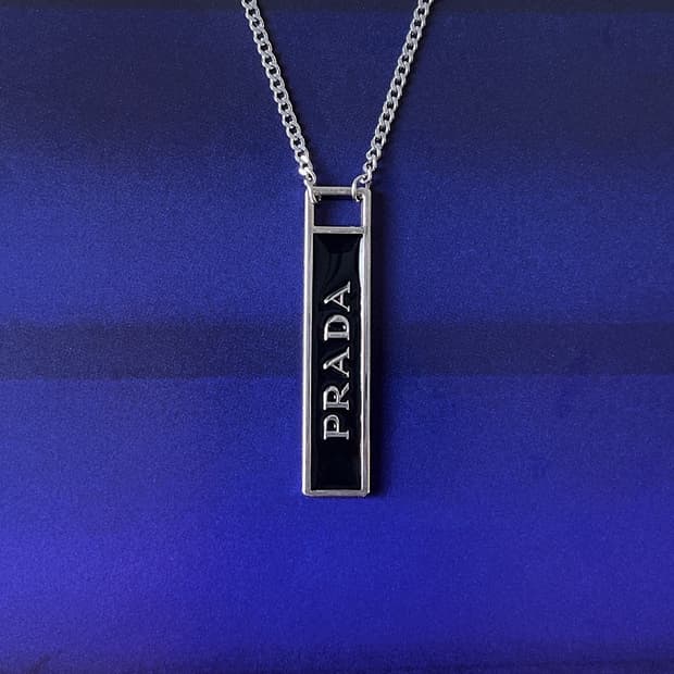 프라다 블랙바 로고 실버 목걸이