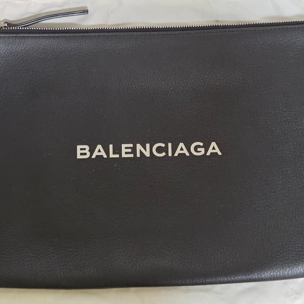 [정품] 발렌시아가 에브리데이 이니셜 로고 클러치 블랙 OS