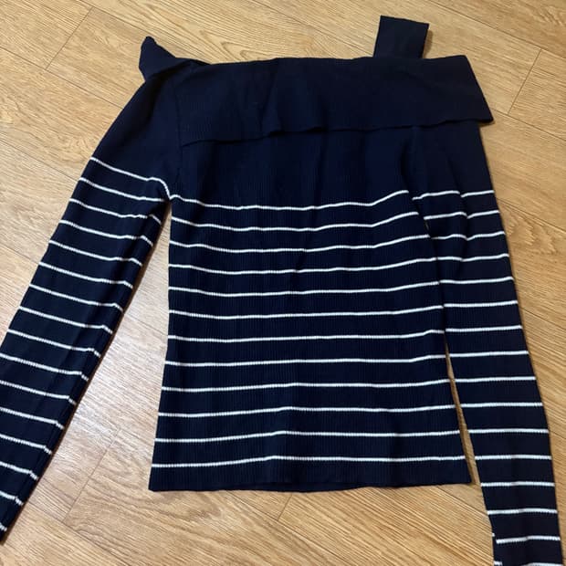 제로스트릿 스트라이프 오프숄더 니트 S