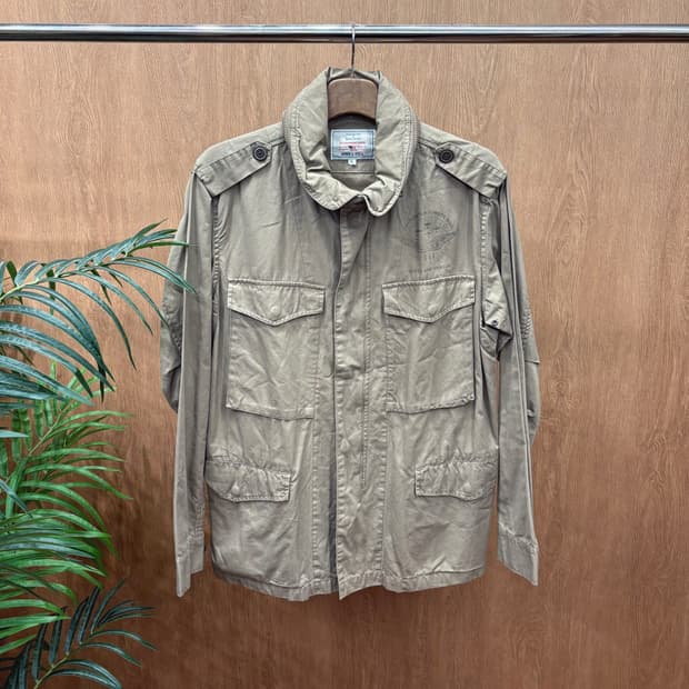 아비렉스 하이넥 코튼 밀리터리 필드 자켓 프린팅 로고 견장 디테일 베이지