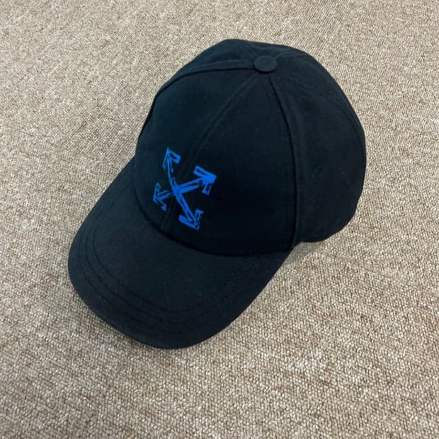 오프화이트 블랙 볼캡 팝니다.