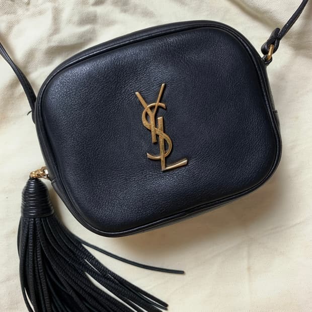 정품) 생로랑 YSL 블랙 레더 모노그램 태슬 블로거 미니 크로스백 금장