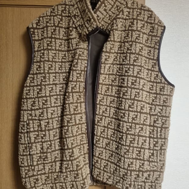 펜디 양가죽 조끼 52사이즈