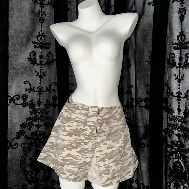 camo zip-front pleated mini skirt