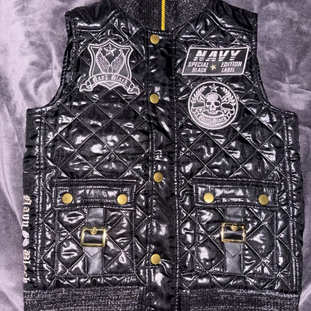 y2k깔 유광 블랙 금단추 포인트 뒷면 천사 날개 자수 펑크 고딕 패쪼