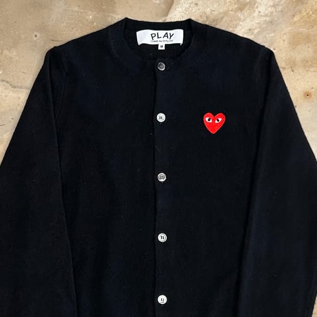M 꼼데가르송 레드하트와펜 블랙 울 가디건