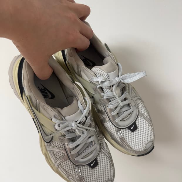 나이키 V2K 런 서밋 화이트 메탈릭실버 235 size