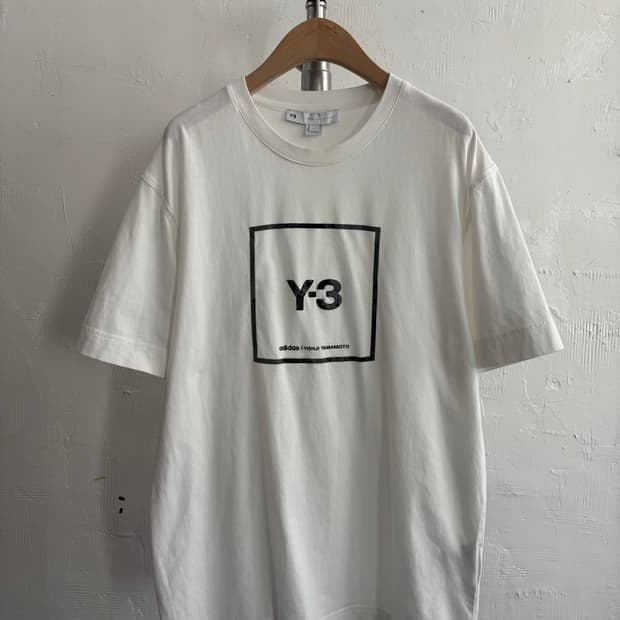 Y-3 요지 야마모토 스퀘어로고 화이트 컬러 티셔츠