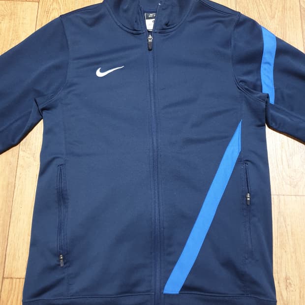 1108 나이키 운동복 집업 90 사이즈입니다