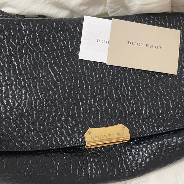 버버리 블랙 금장 그레인 레더 숄더백