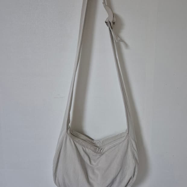 코스 COS 나일론 크로스바디 새들백 라이트그레이