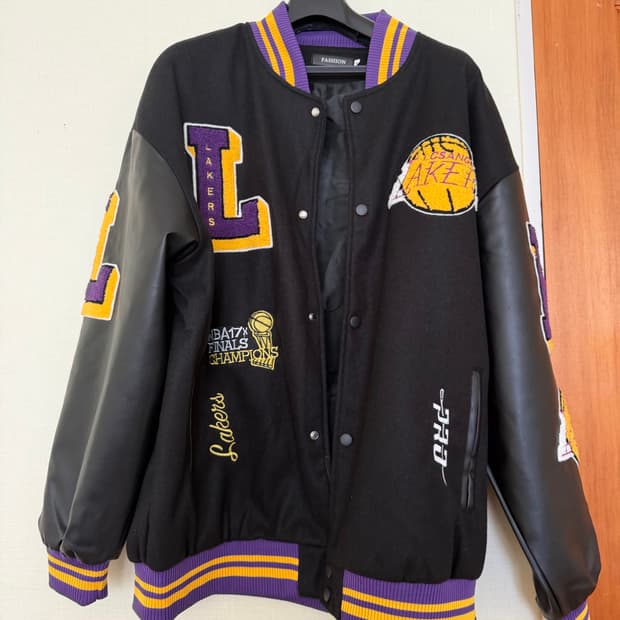 남자 바시티 자켓. 야구점퍼