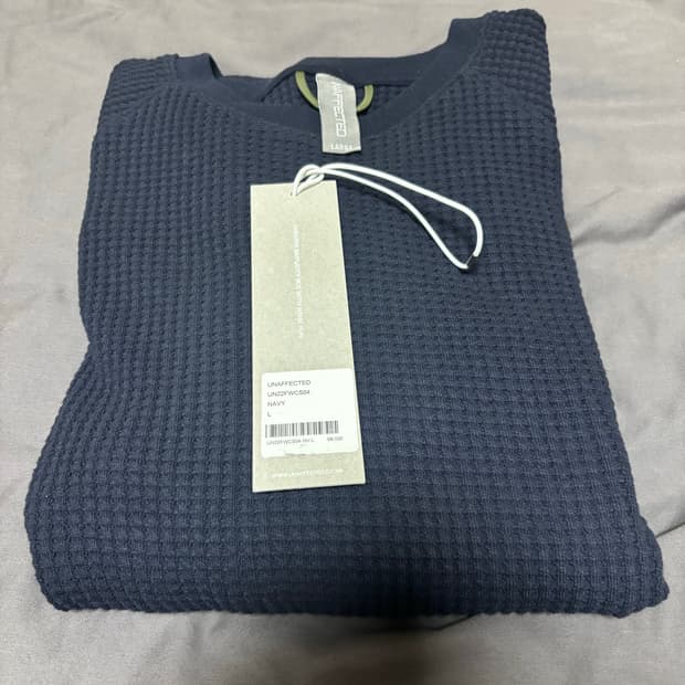 언어펙티드 22fw 엠브로이더리 롱슬리브 네이비