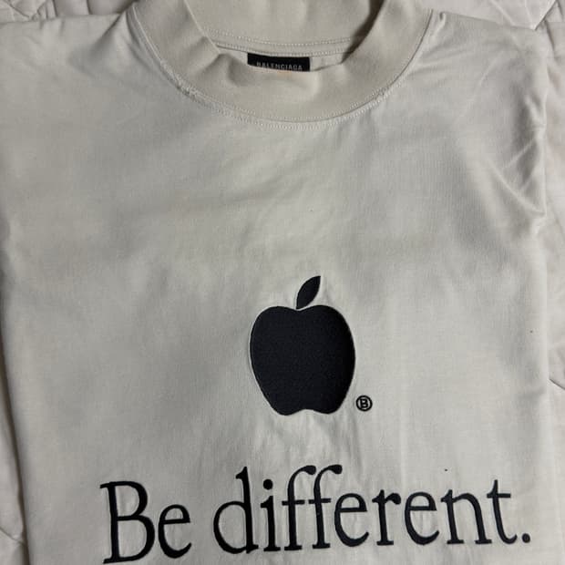 발렌시아가 애플 Be different 반팔 1사이즈