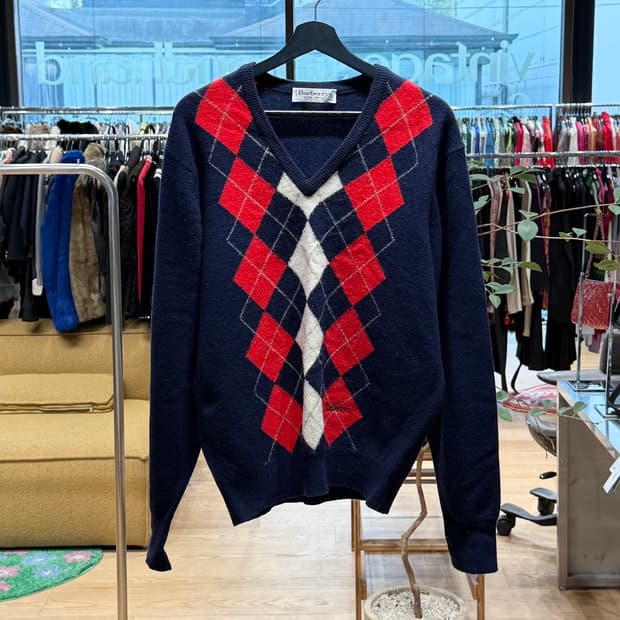 버버리 네이비 아가일패턴 브이넥 니트 