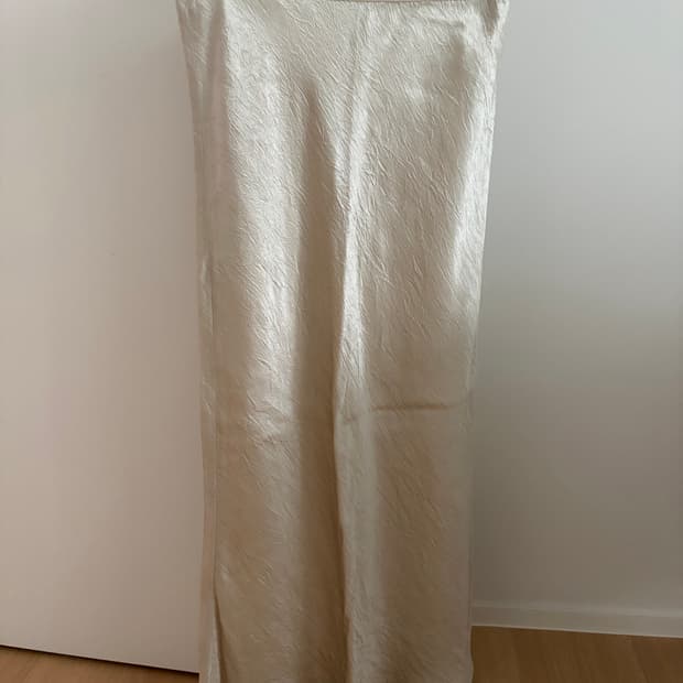 (새상품) urbanic30 satin skirt 실버 베이지