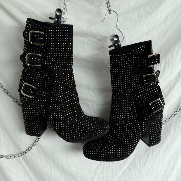 laurence decade 스웨이드 3버클 스터드 부츠