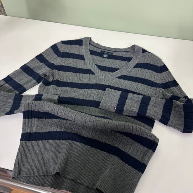 우먼S-M 타미힐피거 손목로고 단가라 브이넥니트