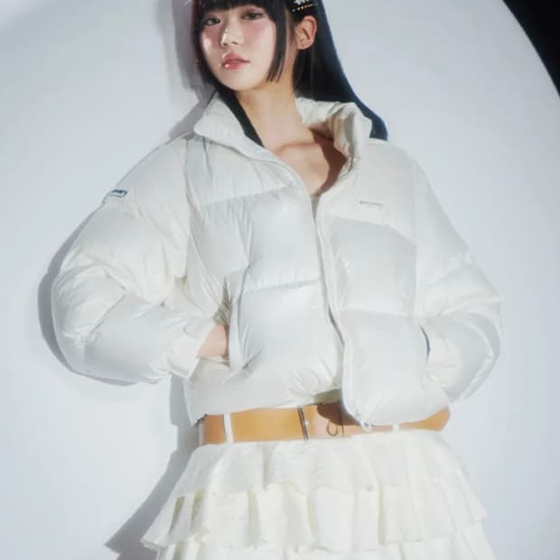 디스커버리 | 여성 반슬리 크롭 고프코어 다운 글로시 크림 95 숏패딩